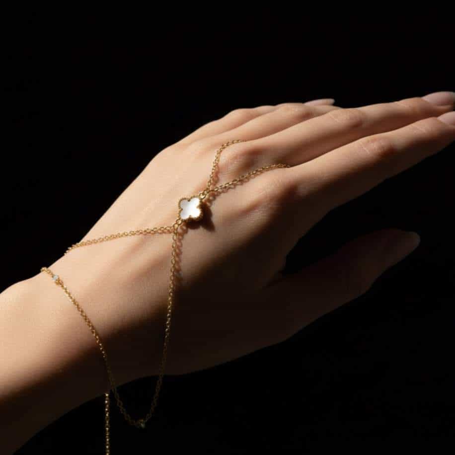 Lumière Clover Hand Chain 3