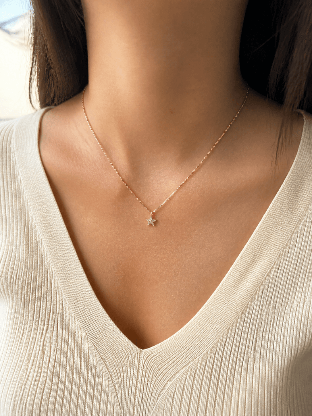 Lavoggue R. Céleste Rose Star Necklace kullanım görseli