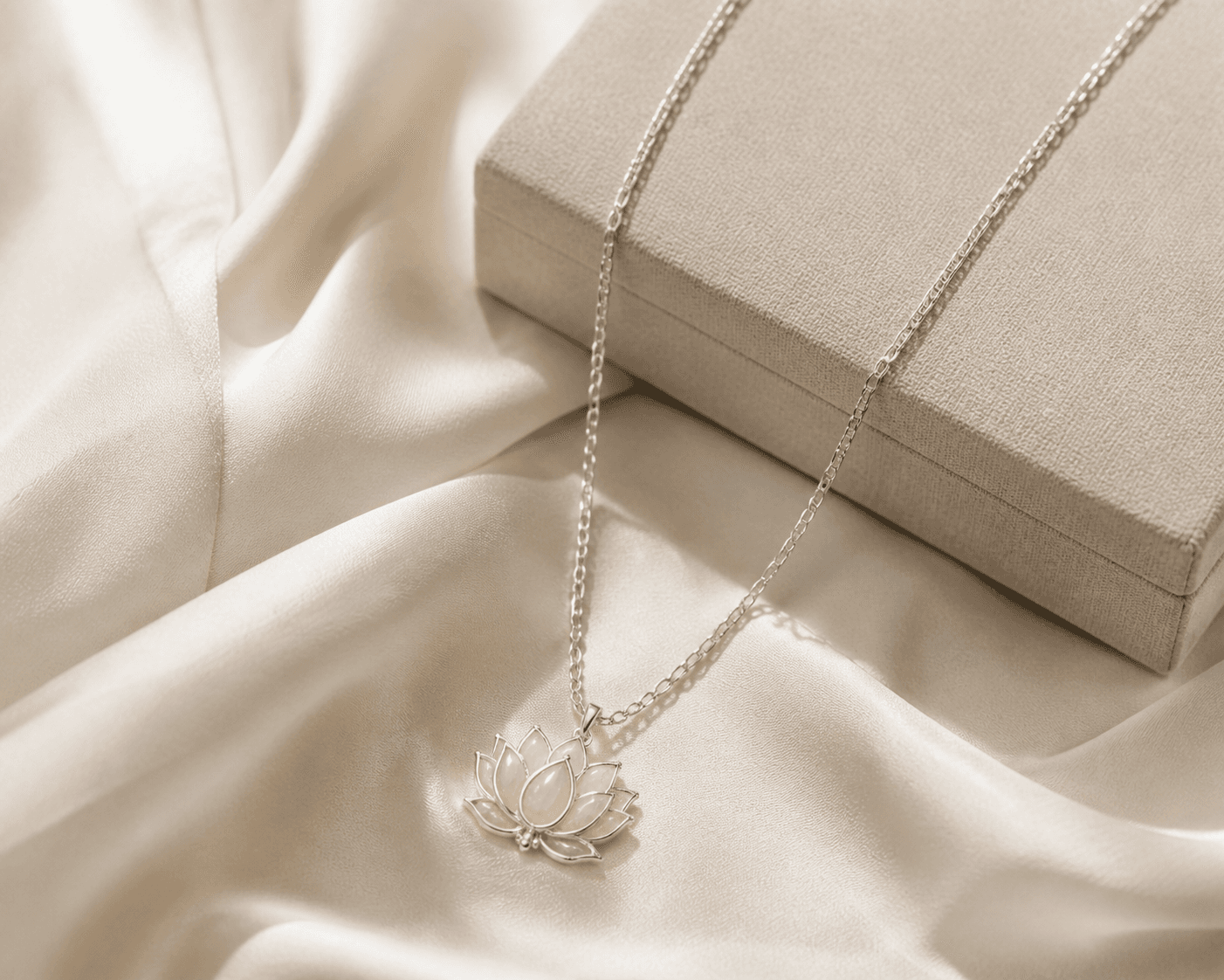Lavoggue R. Lumière Lotus Necklace kullanım görseli